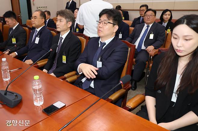 국회 법제사법위원회가 22일 연 검찰개혁 입법청문회에 ‘건진법사 사건’을 수사했던 최재현 검사(오른쪽에서 두번째)가 출석해 의원들의 발언을 듣고 있다. 박민규 선임기자