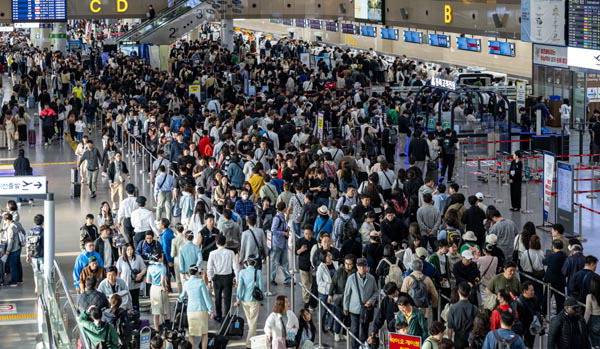 올해 추석연휴 기간 김해공항에 59만 명의 이용객이 몰려 국제선 출국장이 크게 혼잡할 것으로 예상된다. 사진은 지난 5월 ‘황금연휴’ 때 해외여행을 떠나려는 여행객으로 붐비는 김해공항 출국장 모습.  국제신문 DB