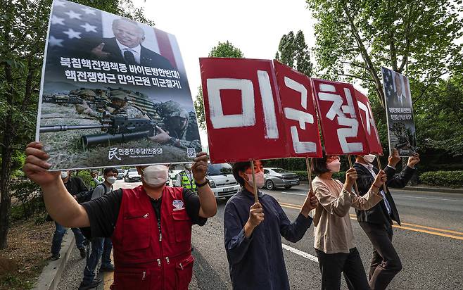 As then U.S. President Joe Biden visited Korea on the afternoon of May 20, 2022, members of civic groups including the Anti-U.S. Struggle Headquarters march near the U.S. Eighth Army headquarters in Yongsan District, central Seoul, calling for the withdrawal of U.S. forces. [YONHAP]