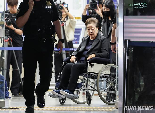 윤석열 정권과 통일교가 연관된 정교유착 국정농단 의혹을 받는 한학자 통일교 총재가 22일 서울중앙지법에서 구속 전 피의자 심문(영장실질심사)을 마친 뒤 대기 장소인 서울구치소로 향하고 있다.