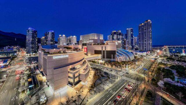 신세계백화점이 부산 센텀시티점 지하 1층 약 6300㎡(1900평) 규모의 면세점 공간을 리뉴얼해 선보였다. 사진은 세계 최대 규모의 신세계 센텀시티 외관. 신세계백화점 제공