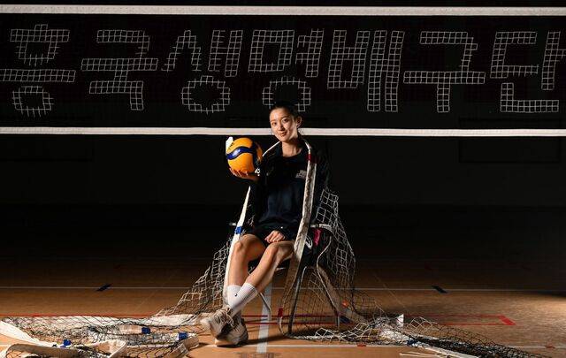 흥국생명으로 이적한 이다현이 17일 경기 용인시 흥국생명연수원 체육관에서 네트를 망토처럼 두르고 배구공을 든채 포즈를 취하고 있다. 이다현은 “성장에 대한 갈망으로 이적을 결심했다”고 말했다. 용인=최현규 기자
