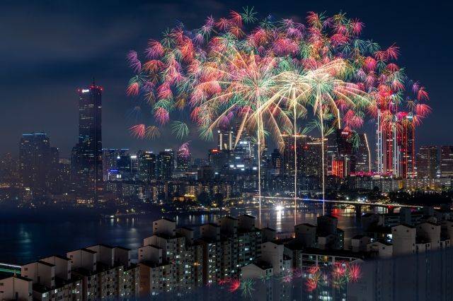 지난해 10월 5일 서울 여의도 한강공원에서 열린 서울세계불꽃축제 장면. 연합