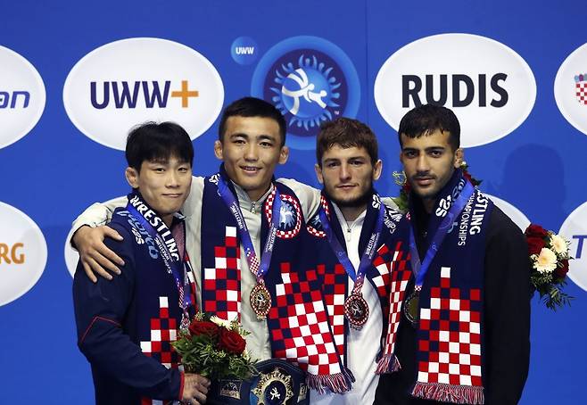 정한재(왼쪽)가 22일(한국시간) 크로아티아 자그레브에서 열린 레슬링 세계 선수권 대회 남자 그레코로만형 63kg 결승에서 은메달을 따낸 뒤 시상대에 올라 기념사진을 찍고 있다. EPA연합뉴스