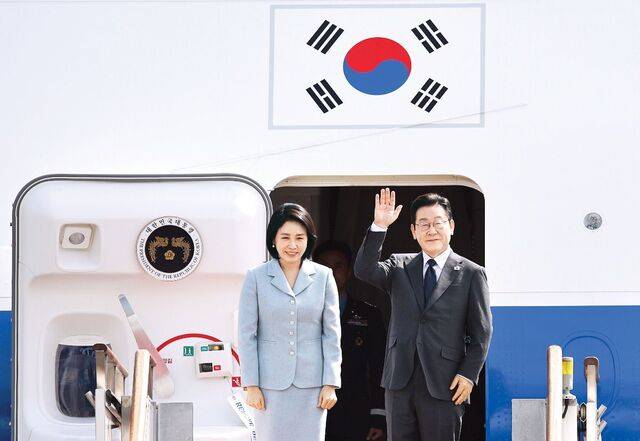 이재명 대통령과 김혜경 여사가 22일 경기도 성남 서울공항에서 공군 1호기에 탑승하며 인사하고 있다. 이 대통령은 23일 열리는 유엔총회에 참석하고, 한국 정상 최초로 유엔 안전보장이사회 공개 토의를 주재한다. 서울공항=김지훈 기자