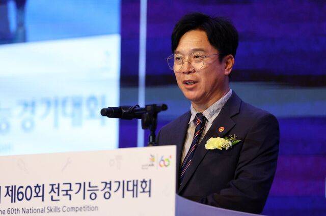 김영훈 고용노동부 장관이 22일 오후 광주 서구 김대중컨벤션센터에서 열린 제60회 전국기능경기대회 개막식에서 축사하고 있다. 연합뉴스