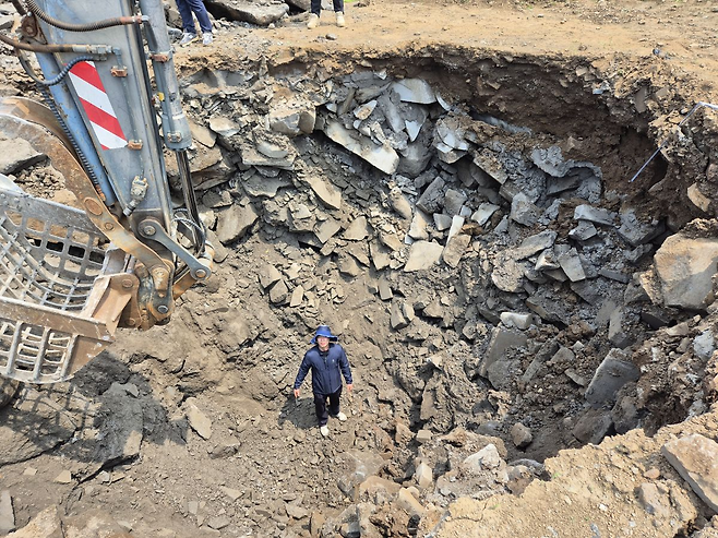 제주에서 석재 폐기물을 땅에 파 묻은 석재업체 대표가 구속 기소됐다. 사진은 현장 모습. 제주도 자치경찰단 제공