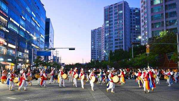 안성시 남사당 바우덕이 풍물단이 지난해 도심에서 풍물놀이를 펼치고 있다. 안성시 제공