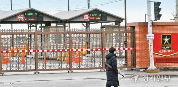 주한미군기지가 평택으로 이전했지만 주한미군 및 가족들이 평택시 인구에 포함되지 않아 보통교부세 지원 등에 불이익이 발생하고 있다. 사진은 평택 캠프 험프리스 주한미군기지 정문 전경. 경기일보DB