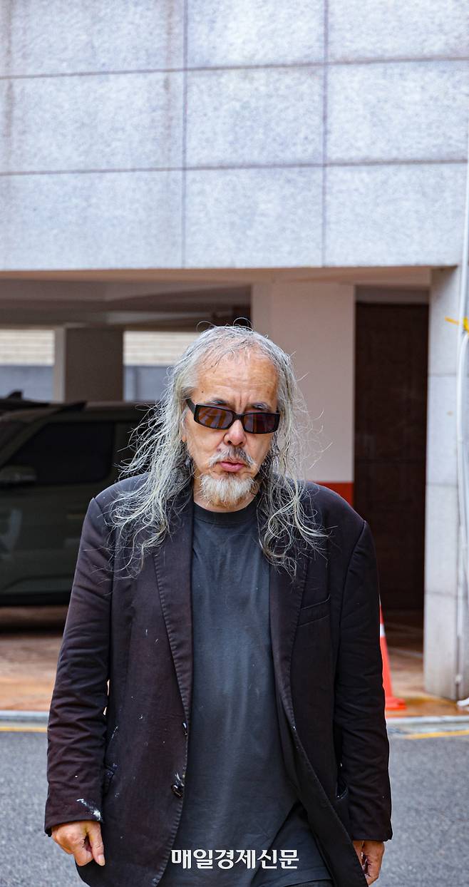 가수 전인권이 흰 유화 물감이 묻은 검은색 자켓 차림으로 서울 마포구의 연습실에 나타났다. 들국화 40주년 공연 준비에 한창인 그는 “그림만 그리는 시간을 3년 정도 더 갖고 싶다. 인물화를 좋아하고, 자화상도 그린다”고 했다. 이충우 기자