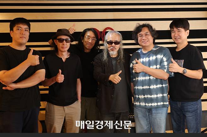 20~21일 ‘들국화·전인권 40주년 콘서트 - 마지막 울림’을 앞두고 서울 마포의 한 연습실에서 만난 가수 전인권(왼쪽 넷째)과 밴드 멤버들. 이충우 기자