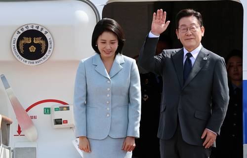 이재명 대통령과 부인 김혜경 여사가 미국 뉴욕에서 열리는 제80차 유엔총회 참석을 위해 22일 오전 경기도 성남 서울공항을 통해 출국하며 인사를 하고 있다. [사진 = 뉴스1]