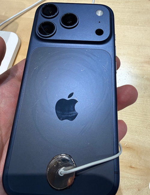 한 아이폰 커뮤니티에 올라온 아이폰17 프로맥스 이미지. [사진 = 온라인 커뮤니티 캡처]