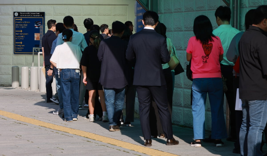 서울 종로구 주한미국대사관에서 미국 비자를 발급받으려는 시민들이 줄을 서고 있다.(사진=연합뉴스)