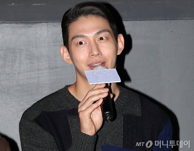 아이돌그룹 UN(유엔) 출신 배우 최정원이 유부녀와의 불륜 의혹을 벗었다. 유부녀 A씨의 이혼 소송 항소심에서 법원은 A씨와 최정원의 부정행위를 인정할 근거가 없다고 봤다.   A씨의 법률대리인 노종언 변호사(법무법인 존재)는 "19일 서울고등법원은 A씨의 이혼 소송 항소심에서 혼인 파탄의 책임은 남편의 강압적인 태도에 있다며 1심 판결을 파기했다"고 22일 밝혔다. /사진=머니투데이 DB