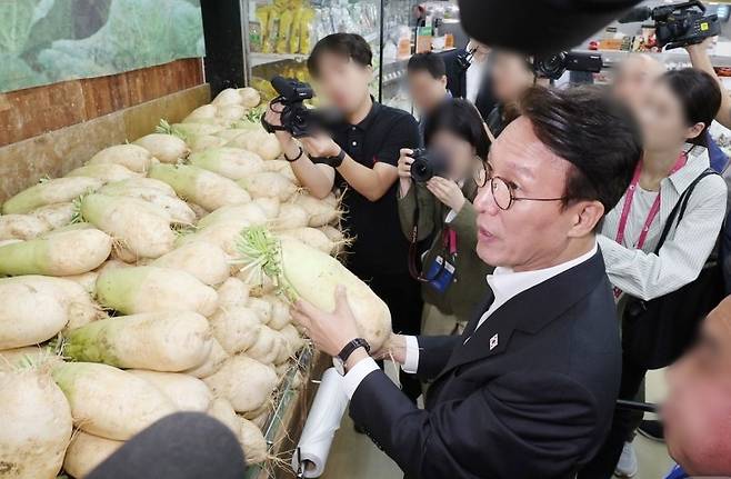 김민석 국무총리가 22일 서울 서초구 하나로마트 양재점을 방문, 추석 맞이 물가 현장점검을 하고 있다./사진=뉴스1