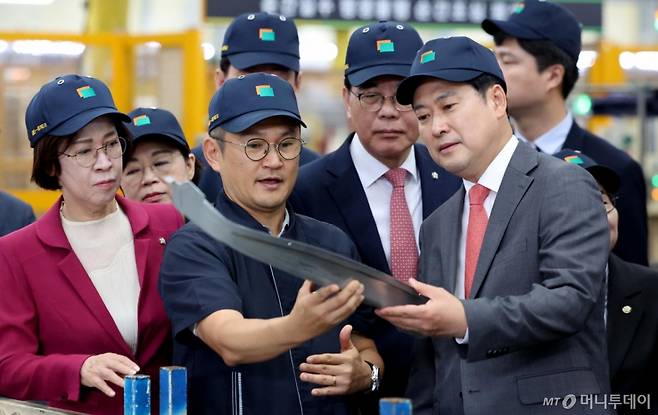 [경산=뉴시스] 이무열 기자 = 장동혁 국민의힘 대표가 22일 경북 경산시 일지테크를 방문해 자동차 부품 제조 시설을 둘러보고 있다. 2025.09.22. lmy@newsis.com /사진=이무열