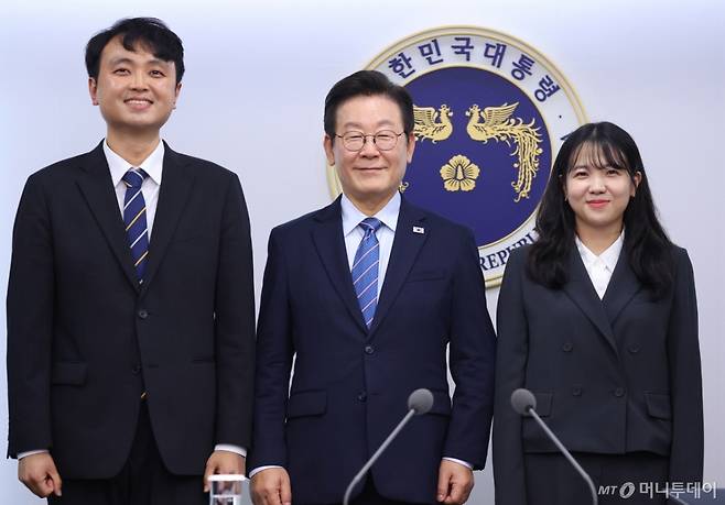 [서울=뉴시스] 최동준 기자 = 이재명 대통령이 18일 서울 용산 대통령실 청사에서 열린 수석보좌관회의에서 이주형(왼쪽), 최지원 청년담당관에게 임명장 수여 후 기념촬영을 하고 있다. (대통령실통신사진기자단) 2025.09.18. photocdj@newsis.com /사진=