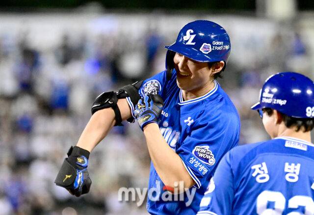 2025년 8월 28일 오후 서울 잠실구장에서 열린 '2025 신한 SOL뱅크 KBO 리그' 삼성 라이온즈와 두산 베어스의 경기 . 삼성 구자욱이 7회초 1사 3루서 1타점 동점 적시타를 친 뒤 기뻐하고 있다./마이데일리