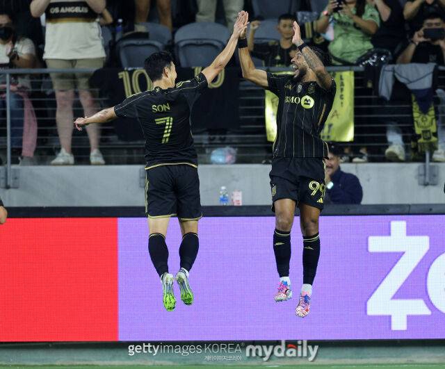 22일 솔트레이크시티와 경기에서 득점 후 함께 날아오른 손흥민(왼쪽)과 부앙가. /게티이미지코리아