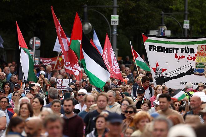 지난 13일(현지시간)독일 베를린에서 열린 시위에서 참가자들이 가자 지구에서의 학살을 멈추라며 이스라엘의 전쟁에 반대하는 시위를  벌이고 있다.[게티이미지]