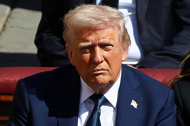 도널드 트럼프 미국 대통령이 26일(현지시간) 바티칸에서 열린 프란치스코 교황의 장례식에 참석하고 있다. [로이터]