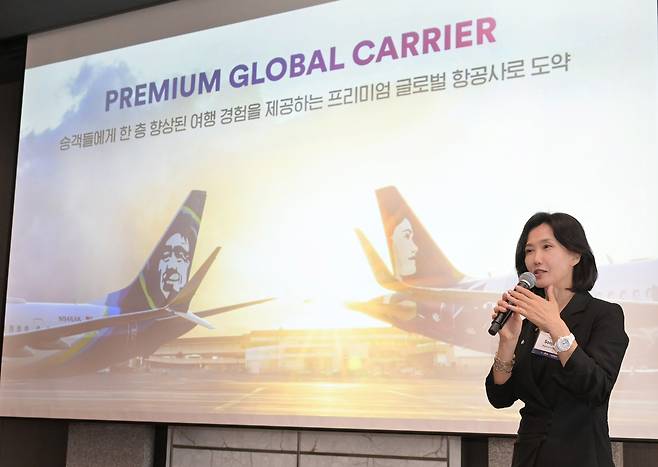 지난 15일 서울 중구 더 플라자 호텔에서 개최된 하와이안항공 인천-시애틀 직항 노선 취항 기념 기자간담회에서 유수진 알래스카 에어 그룹 아시아 지역 본부장이 향후 비전에 대한 발표를 하고 있다.