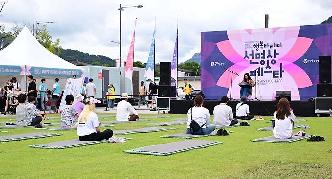 20일 서울 종로구 광화문광장에서 대한불교조계종 중앙신도회 창립 70주년 기념 ‘시민과 함께하는 행복바라미 선명상 페스타’가 열린 가운데 참석자들이 명상을 하고 있다.  [이상섭 기자]