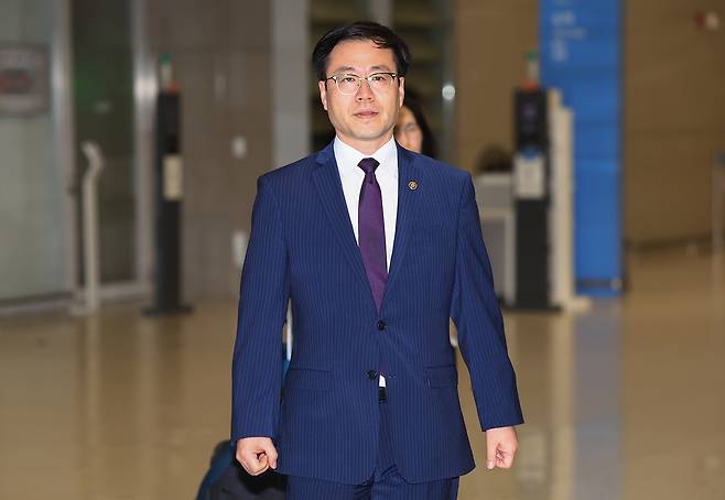 여한구 산업통상자원부 통상교섭본부장이 지난 19일 오전 인천국제공항 제2여객터미널을 통해 귀국하고 있다. [연합]