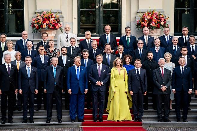 24일 네덜란드 헤이그에서 열린 북대서양조약기구(NATO)에 참석한 각국 정상들. [AFP]