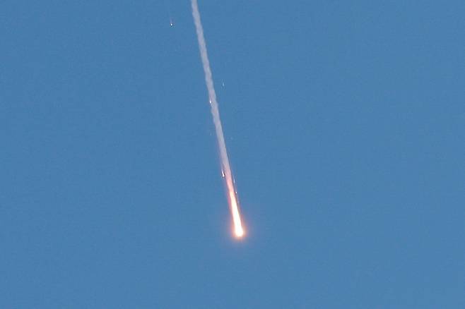 이란이 전날 미군의 이란 핵시설 공격을 당한 뒤 24일(현지시간) 이스라엘을 향해 발사한 미사일이 비행하고 있다. [로이터]
