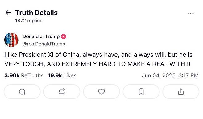 도널드 트럼프 미국 대통령은 4일(현지시간) 자신의 SNS 트루스소셜에 “나는 중국의 시 주석을 좋아하고, 언제나 그랬으며, 항상 그럴 것이지만, 그는 매우 힘들고(tough), 협상을 하기에 극도로 어렵다”고 적었다. [트루스소셜 캡처]