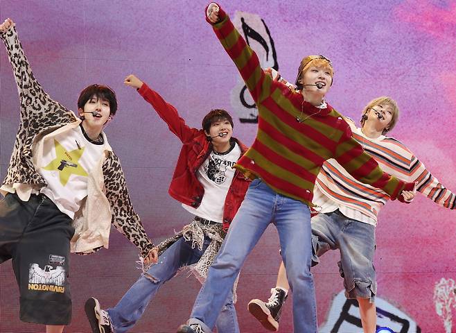 그룹 킥플립이 22일 서울 광진구 예스24라이브홀에서 열린 세 번째 미니앨범 언론 공개회에서 타이틀 곡 ‘처음 불러보는 노래’의 무대를 선보이고 있다. [연합]