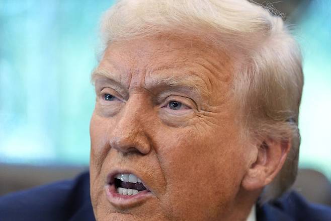 [워싱턴=AP/뉴시스] 21일(현지 시간) 파이낸셜타임스에 따르면 미국 이민국(USCIS)은 지난해 신규 H-1B 비자를 14만1000건 이상 발급했다. 올해도 비슷한 규모라면 미국 기업들의 부담은 연간 140억 달러에 달한다. 사진은 도널드 트럼프 미국 대통령이 19일(현지 시간) 백악관 집무실에서 발언하고 있다. 2025.09.22.