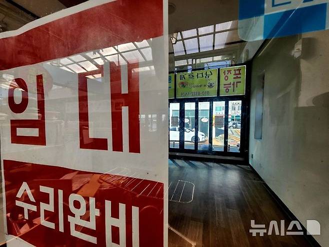 [속초=뉴시스] 이덕화 기자 = 21일 강원도 동해안 대표 관광지인 속초시가 최근 오징어 난전 바가지 요금 및 불친절 등으로 인해 관광객들의 외면을 받고 있는 가운데 대포항 바닷가 횟집센터 점포 상당수가 불황으로 임대 문구가 걸려 있다. 2025.09.21. wonder8768@newsis.com