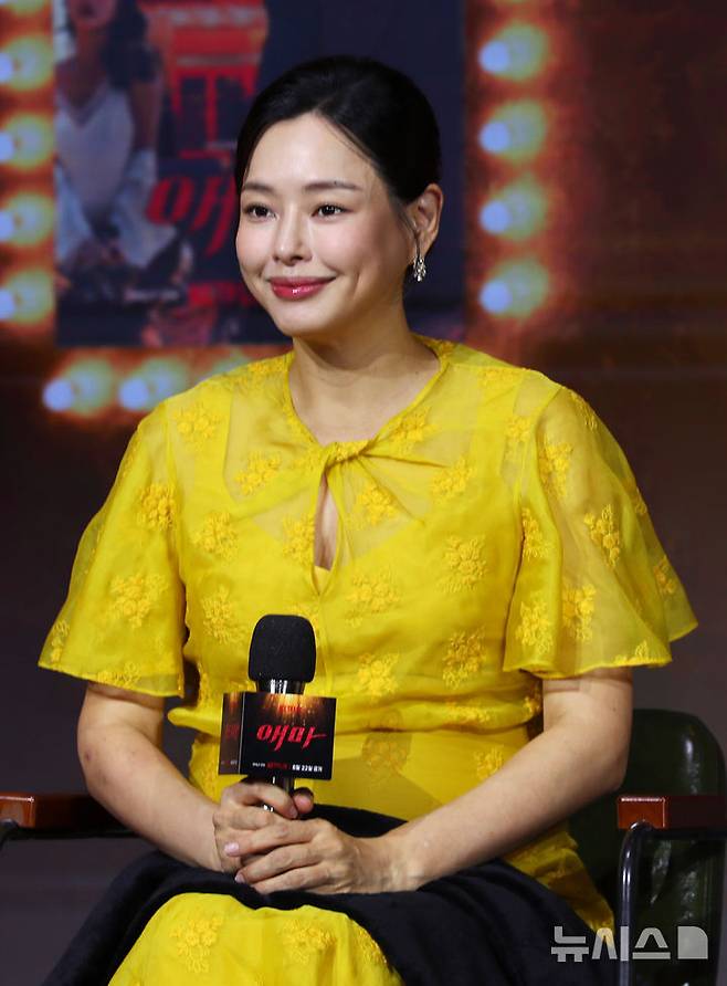 [서울=뉴시스] 김혜진 기자 = 배우 이하늬가 18일 오전 서울 마포구 호텔 나루에서 열린 넷플릭스 시리즈 '애마' 제작발표회에 참석하고 있다. 2025.08.18. jini@newsis.com