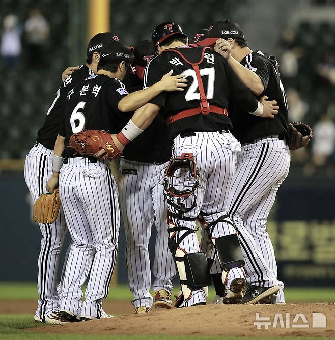 [서울=뉴시스] 정병혁 기자 = 10일 서울 송파구 잠실야구장에서 열린 2025 KBO리그 LG 트윈스 대 두산 베어스의 경기, 8-4으로 승리한 LG 선수들이 기뻐하고 있다.  2025.09.10. jhope@newsis.com
