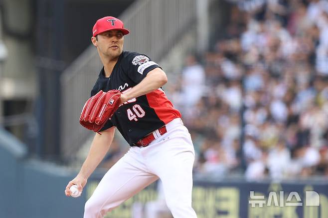 [서울=뉴시스]프로야구 KIA 타이거즈의 외국인 에이스 제임스 네일이 17일 잠실구장에서 열린 2025 신한 쏠뱅크 두산 베어스와의 경기에 선발 등판해 역투하고 있다. (사진=KIA 타이거즈 제공) 2025.08.17. photo@newsis.com