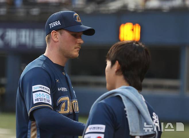 [서울=뉴시스] 배훈식 기자 = 17일 오후 서울 송파구 잠실야구장에서 열린 2025 신한 쏠뱅크 KBO리그 LG 트윈스와 NC 다이노스의 경기, 3회까지 무실점 호투한 NC 선발투수 라일리가 덕아웃으로 들어가며 동료들과 하이파이브를 하고 있다. 2025.06.17. dahora83@newsis.com