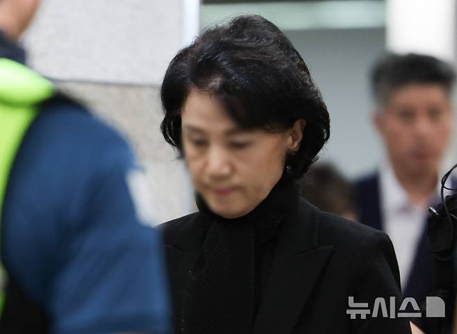 [서울=뉴시스] 황준선 기자 = 청탁금지법과 정치자금법 위반 등 혐의를 받는 한학자 통일교 총재의 전 비서실장 정원주 씨가 22일 오후 서울 서초구 서울중앙지방법원에서 열린 영장실질심사(구속 전 피의자 심문)에 출석하고 있다. 2025.09.22. hwang@newsis.com