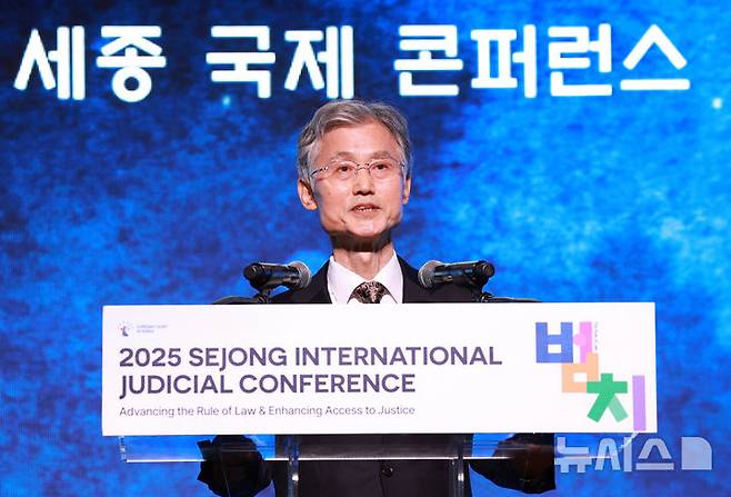 [서울=뉴시스] 이영환 기자 = 조희대 대법원장이 22일 오전 서울 중구 신라호텔에서 열린 2025 세종 국제 콘퍼런스에 참석해 축사를 하고 있다. 2025.09.22. 20hwan@newsis.com