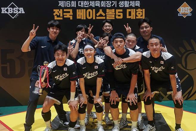 [서울=뉴시스] 한국 18세 이하(U-18) 베이스볼5 대표팀. (사진 = 대한야구소프트볼협회 제공) *재판매 및 DB 금지