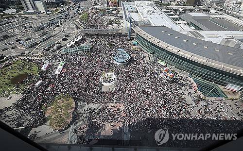 동대구역 광장에서 열린 국민의힘 '야당탄압·독재정치 국민 규탄대회' (대구=연합뉴스) 윤관식 기자 = 21일 대구 동구 동대구역 광장에서 국민의힘 '야당탄압·독재정치 국민 규탄대회'가 열리고 있다. 2025.9.21 psik@yna.co.kr