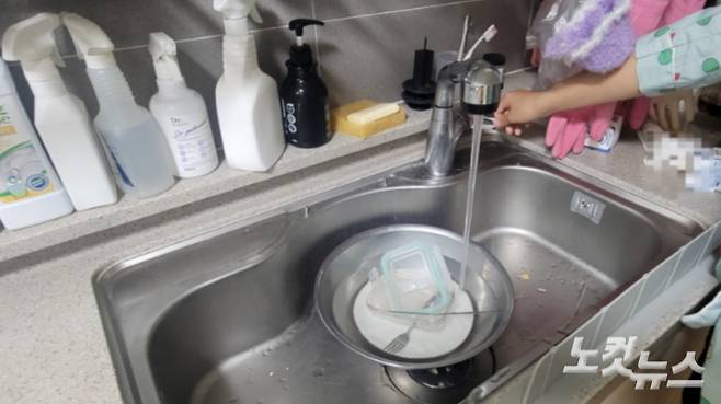 지난 19일 강릉시가 아파트를 대상으로 시행하던 제한 급수를 해제하면서 강릉의 한 아파트에서 오후 9시 이후에도 수돗물이 나오고 있다. 전영래 기자