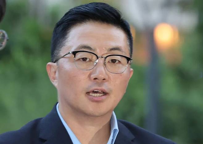 김건희 여사 일가의 '집사'로 지목된 김예성씨가 지난 8월 12일 귀국 직후 인천국제공항에서 체포돼 서울 종로구 김건희특검 사무실로 들어서며 취재진의 질문에 답하고 있다. 연합뉴스