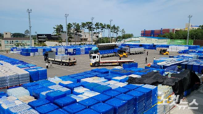 전국에서 보낸 생수를 보관하고 있는 강릉아레나 주차장이 마치 대형 물류창고를 방불케 하고 있는 모습. 전영래 기자