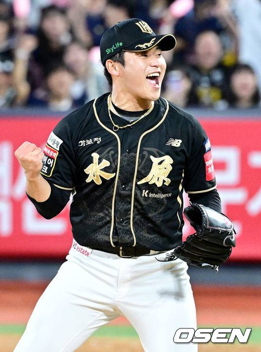 [OSEN=수원, 최규한 기자] 프로야구 KT 위즈가 한화 이글스 코디 폰세에게 첫 패전을 안기며 5위 자리를 사수했다.&nbsp;KT는 20일 수원 KT위즈파크에서 열린 2025 신한 SOL Bank KBO리그 한화와의 홈경기를 4-2로 승리했다.&nbsp;안현민이 시즌 21호 스리런 홈런 포함 3타수 2안타 4타점 1볼넷으로 맹타를 휘두르며&nbsp;폰세를 무너뜨렸다. 폰세는 5이닝 4실점으로 개막 이후 최다 17연승을 마감,&nbsp;시즌 28경기 만에 첫 패전을 당했다.&nbsp;경기를 마무리지은 KT 투수 박영현이 기뻐하고 있다. 2025.09.20 / dreamer@osen.co.kr