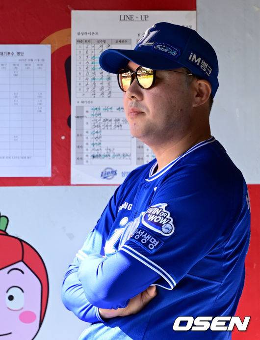 [OSEN=수원, 조은정 기자]21일 수원 KT위즈파크에서 ‘2025 신한 SOL Bank KBO리그’ KT 위즈와 삼성 라이온즈의 경기가 열렸다.KT는 외국인 투수 헤이수스를, 삼성은 양창섭을 선발투수로 내세웠다.삼성 박진만 감독이 경기를 지켜보고 있다. 2025.09.21 /cej@osen.co.kr