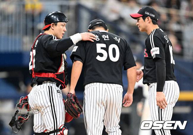 [OSEN=고척, 이대선 기자] 9일 오후 서울 고척스카이돔에서 2025 신한 SOL Bank KBO리그 키움 히어로즈와 LG 트윈스의 경기가 열렸다.키움은 알칸타라, LG는 톨허스트를 선발 투수로 내세웠다. 6회말 무사 2,3루에서 LG 장현식이 마운드를 내려가고 있다. 2025.09.09 /sunday@osen.co.kr