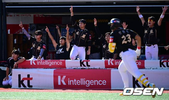 [OSEN=수원, 조은정 기자]21일 수원 KT위즈파크에서 ‘2025 신한 SOL Bank KBO리그’ KT 위즈와 삼성 라이온즈의 경기가 열렸다.KT는 외국인 투수 헤이수스를, 삼성은 양창섭을 선발투수로 내세웠다. KT 안현민이 5회말 무사 1루에서 좌월 투런 홈런을 날린 뒤 베이스를 돌고 있다. 2025.09.21 /cej@osen.co.kr